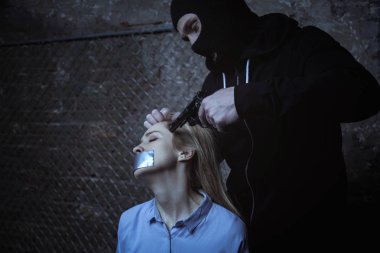 Kadın baş adam işaret silah