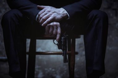 Elinde tabanca tutan işadamı 