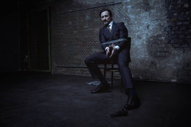 Silah almaya çalışan adam 