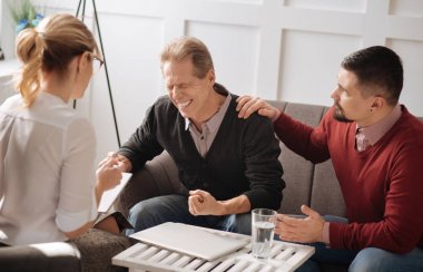 Adam yumruklarını kenetlenmesi