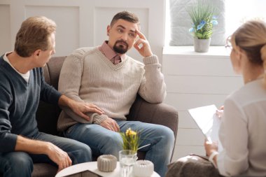 erkek arkadaşıyla oturan adam 