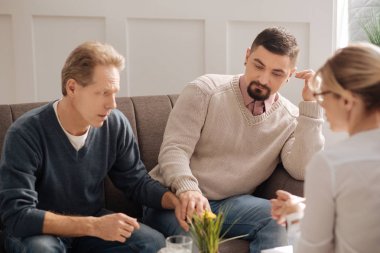 El ele tutuşan eşcinsel çift