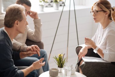 Psikiyatriste konuşan adam