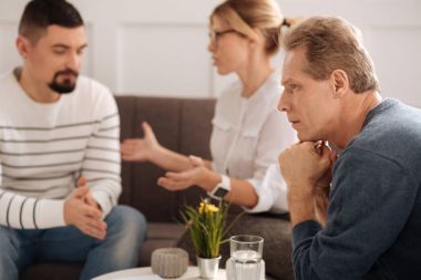 yakışıklı adam çenesini tutarak