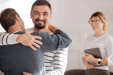 Sakallı adam erkek arkadaşıyla sarılma