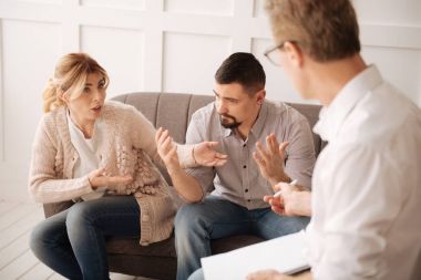 kanepede oturan ve mücadele bir çift