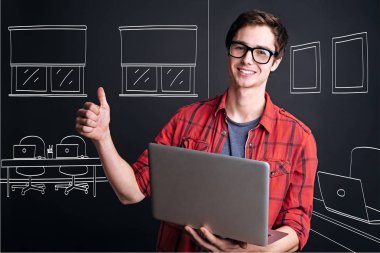 Neşeli öğrenci holding dizüstü