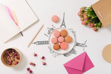 Masanın üzerinde yatan macaroons