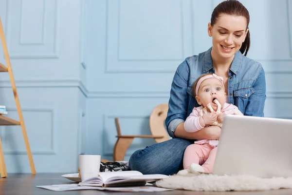 Lady ägna tid till dotter — Stockfoto