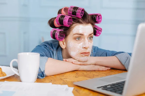 Señora viendo películas — Foto de Stock