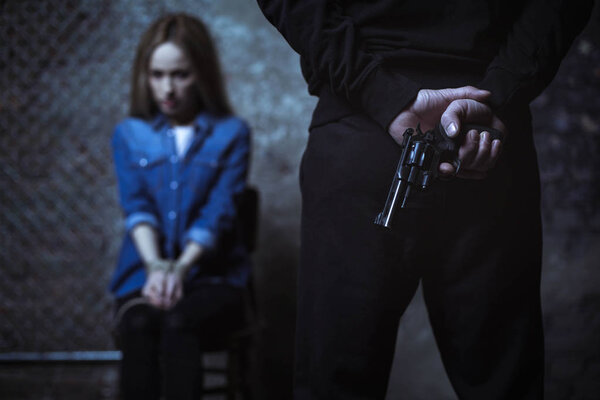 Блондинка сидит связанная
 