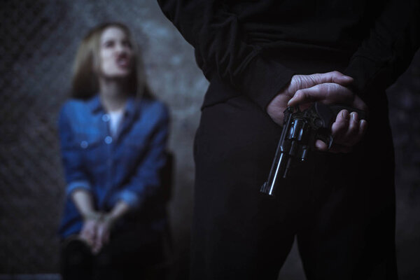 Блондинка сидит связанная
 