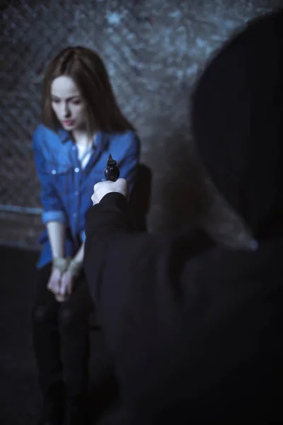 Człowiek wskazującego pistolet w głowie kobiety — Zdjęcie stockowe