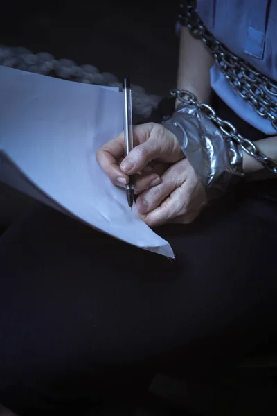 Mujer escribiendo nombre en contrato — Foto de Stock