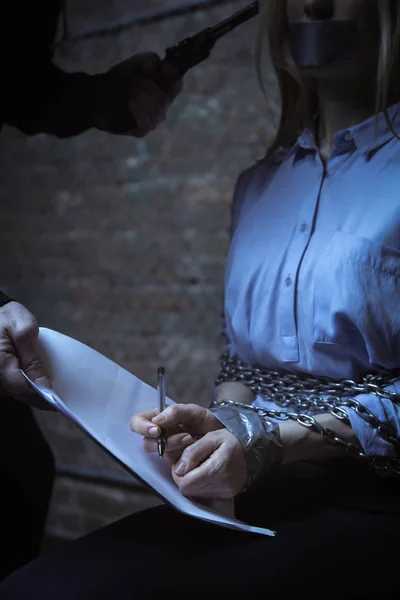 Mujer escribiendo nombre en contrato — Foto de Stock