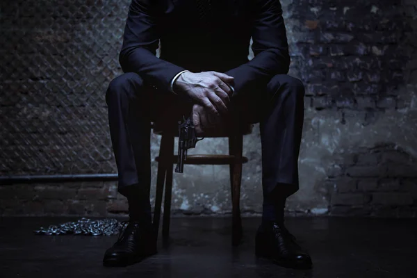 Elinde tabanca tutan işadamı 