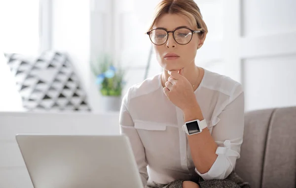 Affärskvinna tittar på laptop skärm — Stockfoto