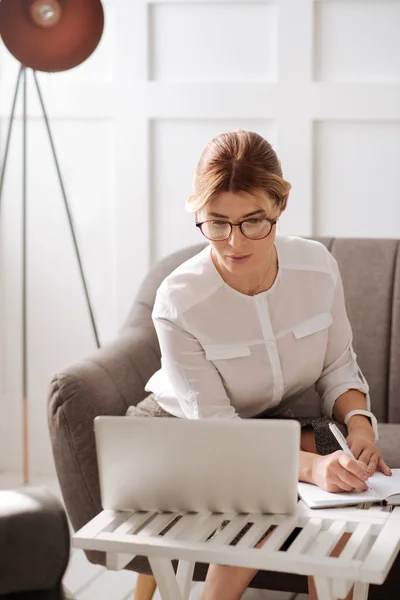 Žena se dívá na monitor notebooku — Stock fotografie