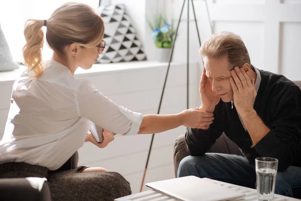 Man sitting opposite psychologist — Stock Photo, Image