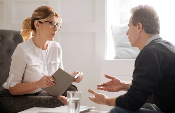 Psychologist looking at patient — Stock Photo, Image