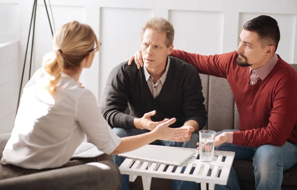 Hombre triste mirando al terapeuta — Foto de Stock