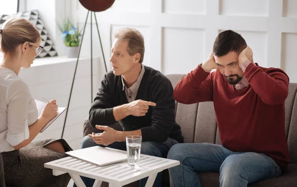 Man trycka händerna för öronen — Stockfoto