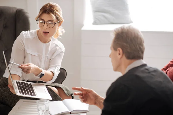 Mujer seria apuntando a la pantalla — Foto de Stock