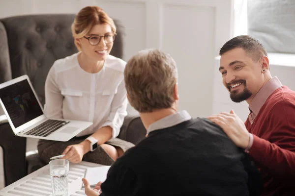 Personas positivas sentadas juntas — Foto de Stock