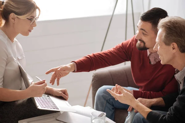 Gay Couple kijken naar laptop — Stockfoto