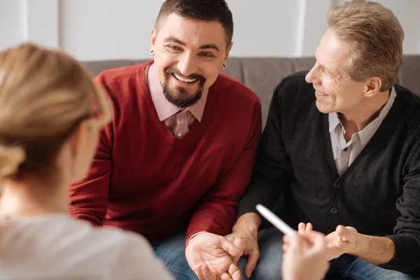 Gay pareja sentado juntos — Foto de Stock