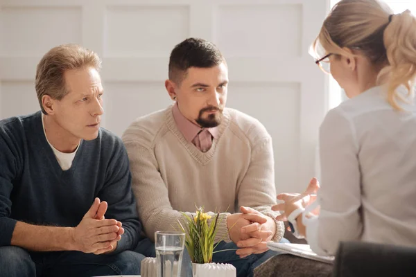 Gay casal ouvindo a terapeuta — Fotografia de Stock