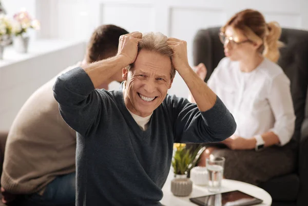 Hysteriska människa hålla huvudet — Stockfoto