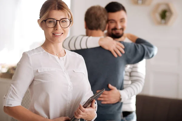 Female therapist holding notes — Stock Photo, Image