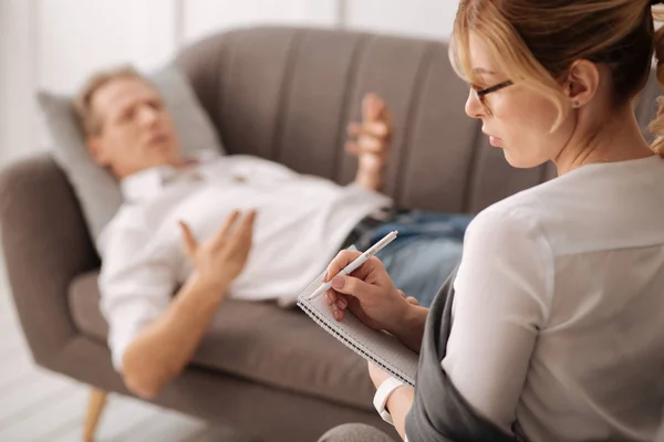 Vrouwelijke therapeut bedrijf pen — Stockfoto