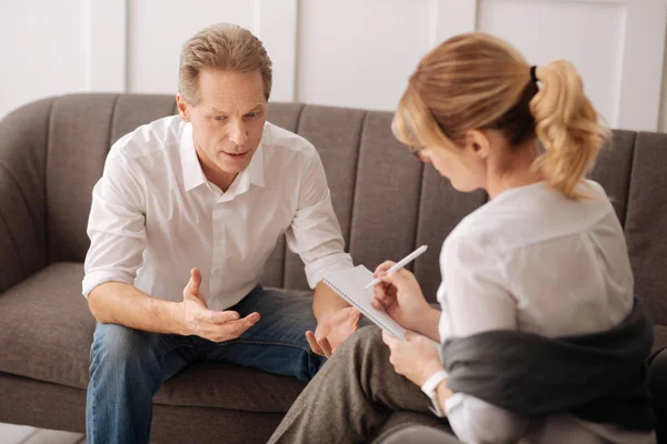 Hombre compartir preocupaciones con el psicólogo — Foto de Stock