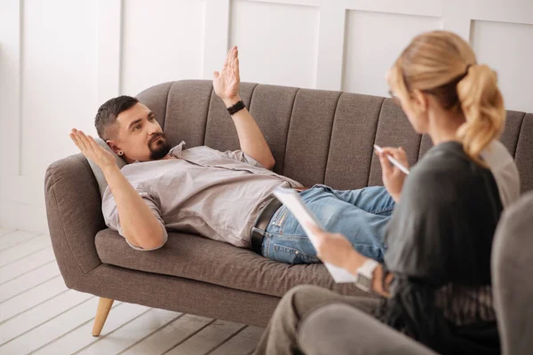 Bebaarde man vragen om advies — Stockfoto