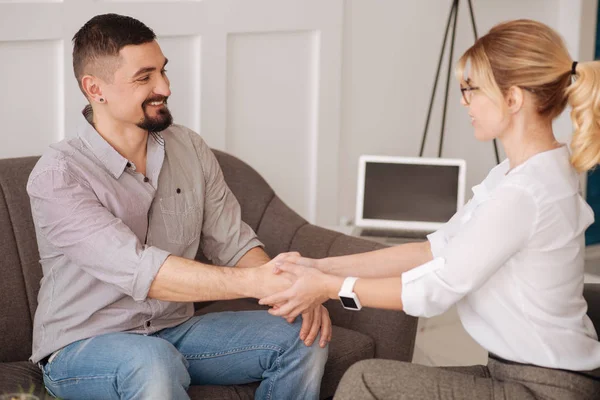 Man shaking hands with psychologist — Stock Photo, Image