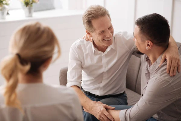 Man tittar på hans pojkvän — Stockfoto