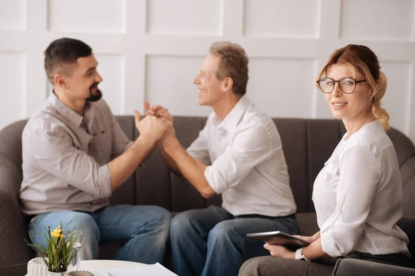 Psicólogo ser feliz por los pacientes — Foto de Stock