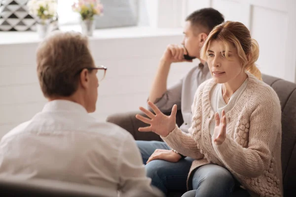 Blonde woman looking at therapist — Stock Photo, Image