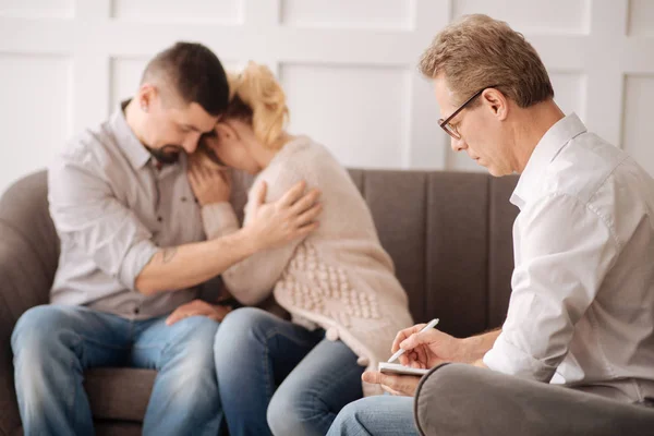 Professional psychologist taking notes — Stock Photo, Image