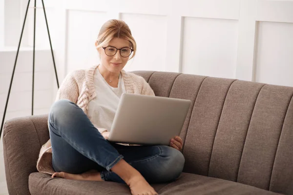 Kobieta oglądająca laptopa — Zdjęcie stockowe