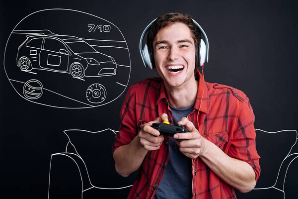 молодой человек играет в видеоигры