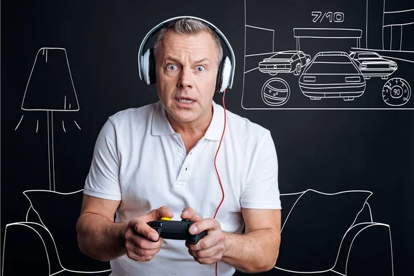 Άνθρωπος που παίζει βιντεοπαιχνίδια — Φωτογραφία Αρχείου