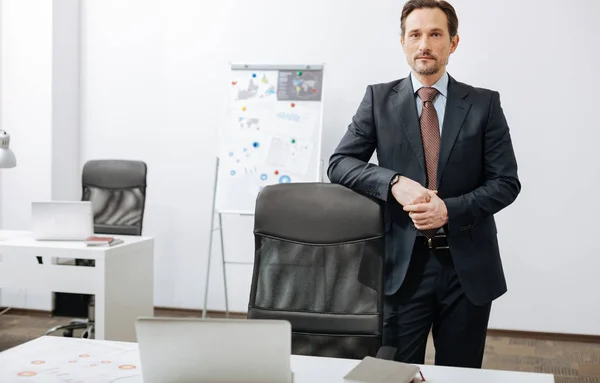 Ganska bra åldern affärsman stående på kontoret — Stockfoto