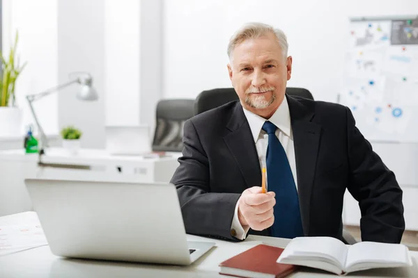 Encantado empresário idoso sentado no escritório — Fotografia de Stock