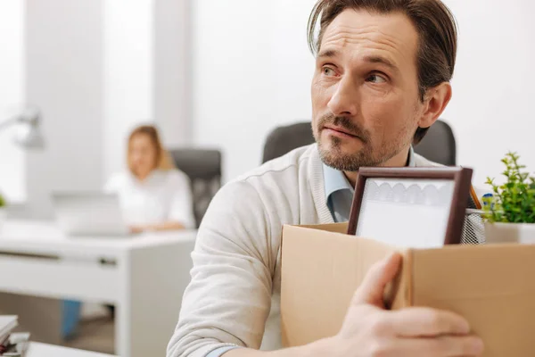 Employé licencié effrayé tenant la boîte dans le bureau — Photo