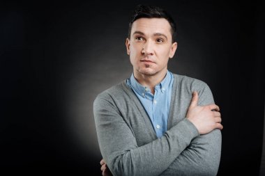 Düşünceli adam izole üzerinde siyah arka plan ayakta