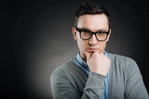 Vážný mladý muž nosí brýle — Stock fotografie