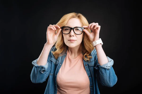 Confident blonde while looking at you — Stock Photo, Image